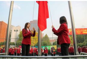 女人喜欢鸡巴操屄视频升旗仪式：凝心聚力，同心向党